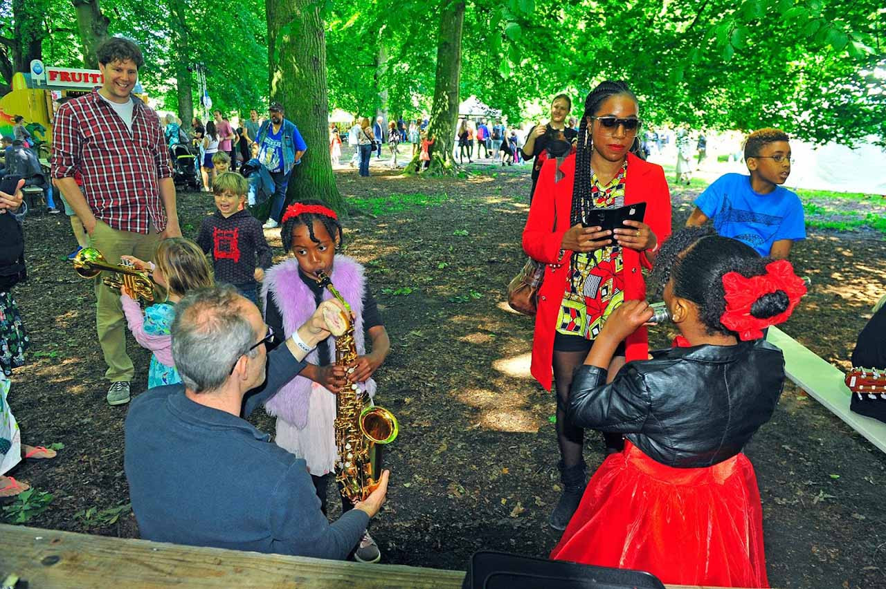 Adreas bij Surinaams meisje met saxofoon